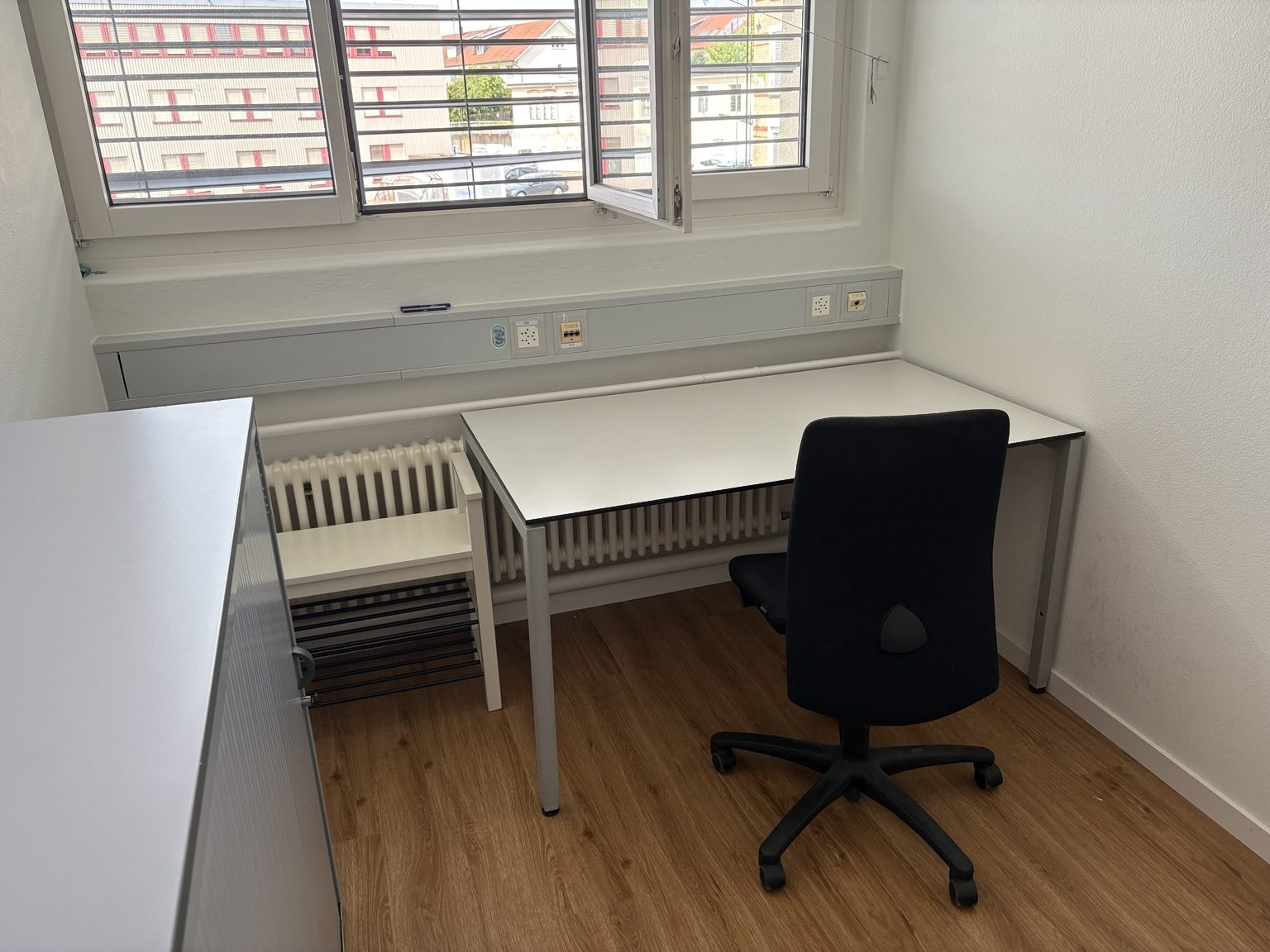 Helles privates Einzelbüro mit Schreibtisch und Bürostuhl in Brüttisellen