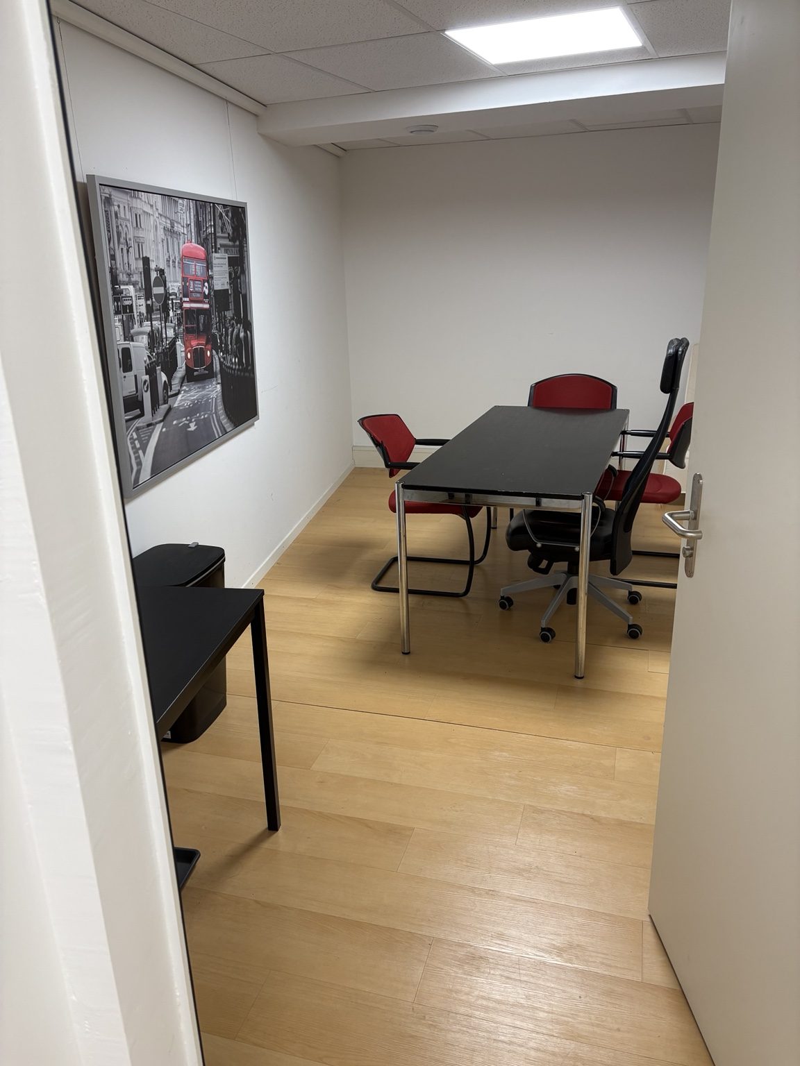 Sitzungszimmer mit Tisch und mehreren Stühlen
